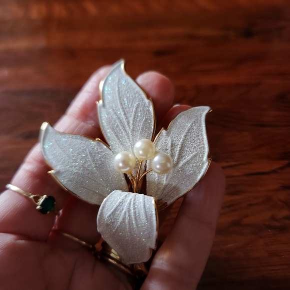 Vintage Pointsetta Brooch - Picture 2 of 6